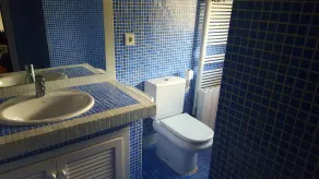 FABULEUSE VILLA À DEUX ÉTAGES AVEC JACUZZI DANS UN JARDIN PRIVÉ ET SUR LA LIGNE DE MER - Image 3
