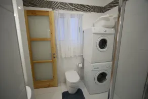 Modern and open-plan fun apartment with jacuzzi spa and seaviews of harbour - Image 4