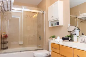 One Bedroom Hideaway w/ free parking steps to Downtown - Image 5