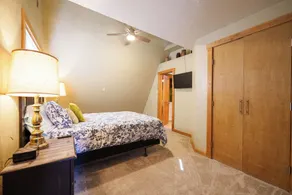 Cozy & clean single family home, pet-friendly, large fenced yard, walk downtown - Image 5