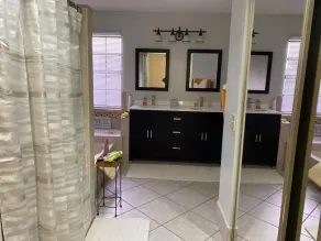 KING BED SUITE w. Large Backyard, 2 LVRMs & 2 FLs - Image 3