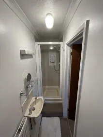 Amplio apartamento de una habitación con estacionamiento fuera de la carretera y wifi gratis - Image 3