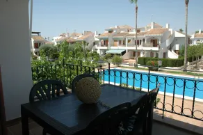 Bungalow confortable avec terrasse avec vue sur piscine. - Image 5
