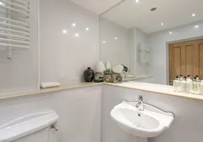 Book a delightful holiday apartment in Newington, Edinburgh. Ideal for families and sightseeing. - Image 3