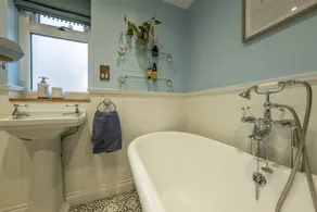 Bumblebee Cottage - Image 3