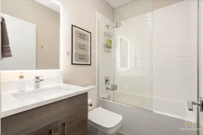 The Suite Spot • Eclectic • Modern • Central • Sleeps 6 - Image 4