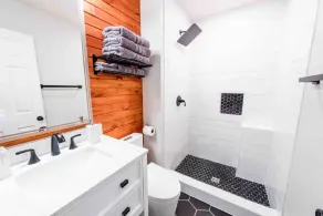 Spacious home, game room. pool table- basketball court. 2 King beds,Free parking - Image 4