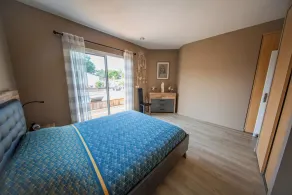 Beautiful house with large garden for 8 people with heated swimming pool - Image 4
