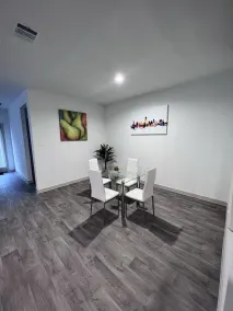 Experience luxury and comfort in Rosharon: A modern 2-story House - Image 5