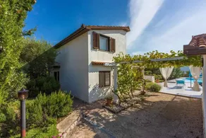 Villa avec piscine entourée de nature méditerranéenne - Image 3