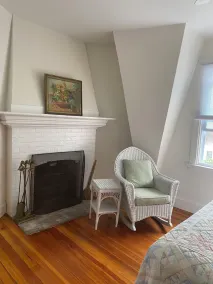 Gracious, Airy New London Cottage, Steps from Private Beach - Image 3