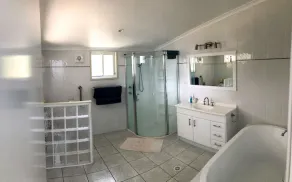 Maison 5 Chambres au Bord de l'Eau avec Piscine Chauffée - Image 2
