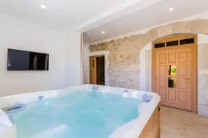 HUS VALENTINA NY renoverad stuga i ett lugnt område med jacuzzi - Image 2