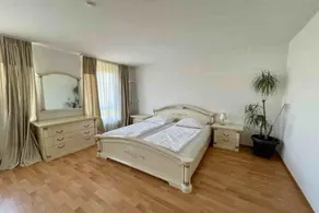 Ideally suited for families or travel groups. Centrally located. - Image 3