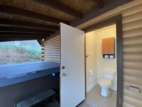 6 BR Log Home in Piney Woods of East TX with hot tub and POND - Image 4