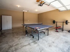 Luxury Home with Entertainment Room & Pool Table - Image 5