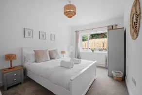 4 bed with hot tub and views over the nature reserve - Image 4