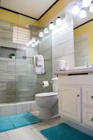 Sweet Kensville: Spacious 3Bedroom Getaway–Central and Relaxing in New Kingston - Image 3