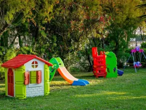 Maravilloso apartamento apropiado para familias con jardín, piscina y barbacoa - Image 2