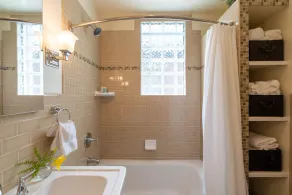 Roscoe Village- Only steps to cute shops & dining! Sleeps 4-6 - Image 3