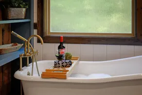 Hot tub, fireplaces, perfect for romantic honeymoons and anniversaries, private  - Image 3