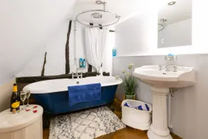 Hot tub, masseuse, private chef, pizza oven, fire place and dog friendly - Image 2
