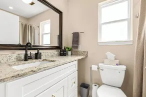 New! Comfy 1BR Upper Flat near Downtown Roseville - Image 5