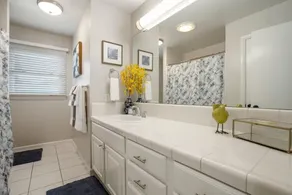 Southern Hills Stunner! 3bd/2bth - Image 5