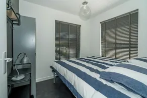 Resistente e industrial, com muito espaço ao redor da casa. - Image 5