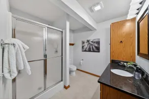 Quiet Lincoln Gem 3 King Brs Garage 3 Bedroom Home - Image 3
