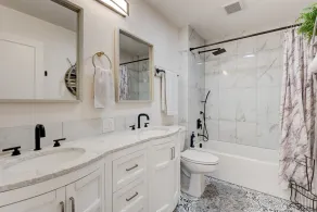 Updated home in Vancouver. King bed. - Image 3