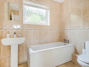 3 bedroom accommodation in Reedham - Image 4