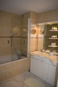 At the foot of the beach, luxury apartment, spacious 5 ° and top floor, sea view - Image 2