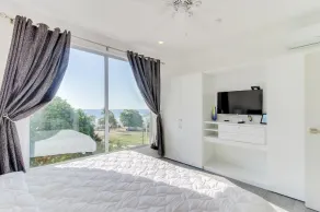Modern apartment with great ocean view, balcony & pool - 100 yards to beach - Image 5