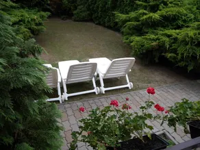 Holiday home with large, well-maintained garden - Image 3