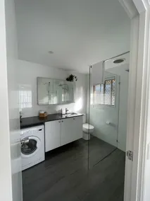 Gold Coast Getaway | King Bed | Private Entry & Yard - Image 3