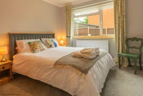 4 bed Coastal cottage sleeping 10 with hot tub - Image 5