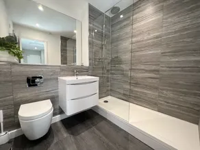Beautiful central apartment with parking - Image 2