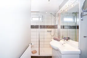 In der Ersten Etage Befindet Sich ein Großes Schlafzimmer mit Direktem Zugang zu - Image 3