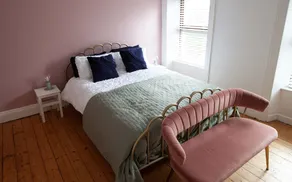 Stylish Coastal Cottage - Image 3