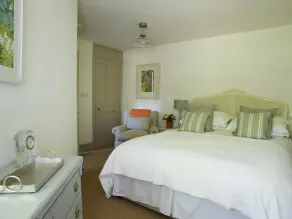 As featured in 25 Beautiful Homes, the Manor Stables offers 4*comfort and luxury - Image 4