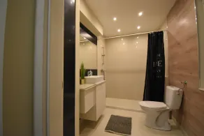 Beautiful Spacious Central - Image 4