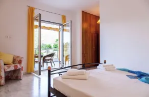 Luxury family villa with mountain views near the sea - Image 3
