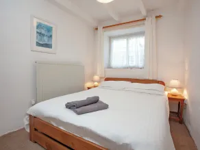 2 bedroom accommodation in Looe - Image 4