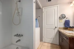 2 bedroom cottage -- 5 minutes from the airport - Image 3