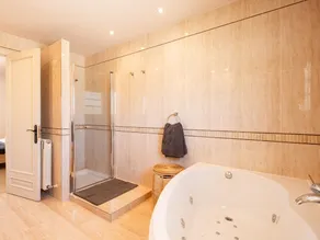Familj Villa med privat pool gångavstånd till strand och stad - Image 3