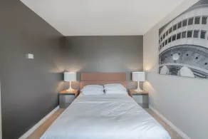 Sleek 2-Bed Apartment in Vibrant Kingston - Image 4