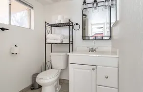 Central Apartment w/ full washer and dryer - Image 3