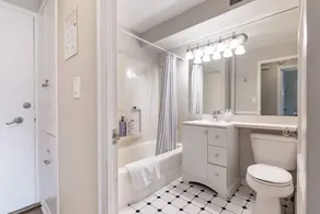 Colorful downtown condo, 2 bedrooms, king bed - Image 2