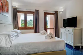 Hotel with swimming pool in Costa Serena just 700 mt from the sea - Image 5